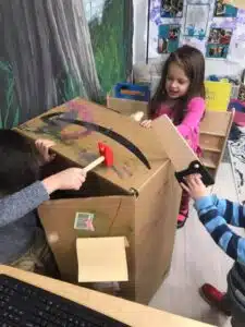 preschoolers-with-a-box