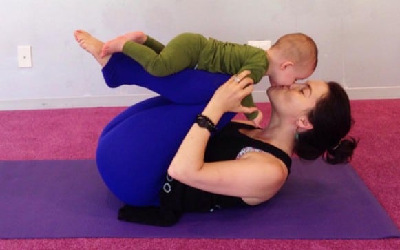 Sweet photos of mom striking Yoga poses with daughter (4) - People's Daily  Online